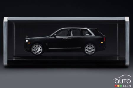 Réplique en miniature du Rolls-Royce Cullinan, dans son caisson